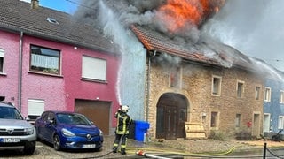 Bei einem Dachstuhlbrand im Eifelort Ferschweiler ist am Samstag laut Feuerwehr ein Sachschaden von ungefähr 150.000 Euro entstanden