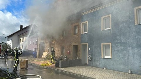 Bei einem Dachstuhlbrand im Eifelort Ferschweiler ist am Samstag laut Feuerwehr ein Sachschaden von ungefähr 150.000 Euro entstanden