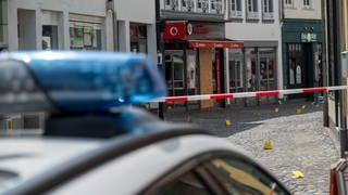 Markierungstafeln der Spurensicherung stehen in der Straße, in der in der Nacht auf Samstag ein junger Mann getötet worden ist.