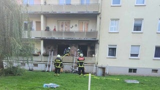 Beim Brand in einem Mehrfamilienhaus in Trier sind fünf Menschen leicht verletzt worden