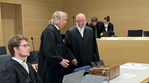 Die Anwälte des Hauptangeklagten im sogenannten "Cyberbunker-Prozess" am BGH in Karlsruhe.
