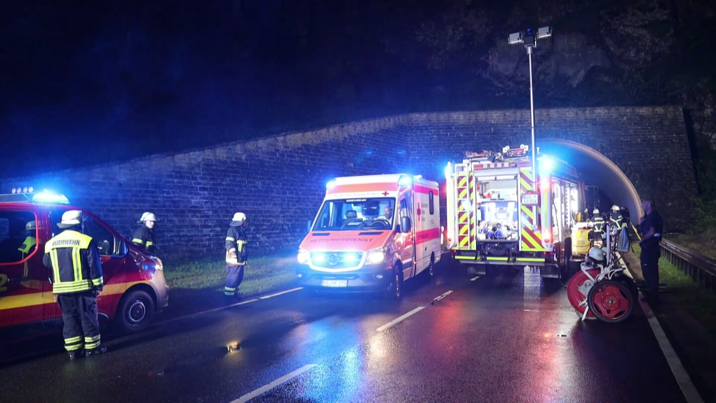 Bei Frauenberg im Landkreis Birkenfeld ist ein 25-jähriger Mann bei einem Unfall schwer verletzt worden. Er war mit seinem Auto am Mittwochabend gegen einen Tunnel gefahren.