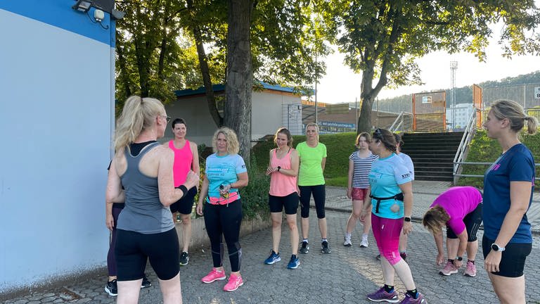 Die Frauenlaufgruppe des Vereins Silvesterlauf Trier trifft sich zum Training im Moselstadion