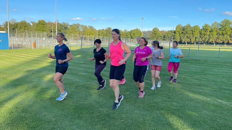 Die Frauenlaufgruppe des Vereins Silvesterlauf Trier beim Training. 