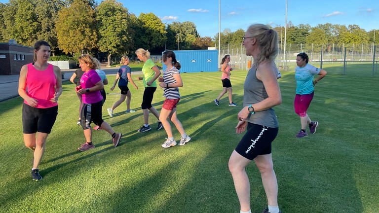 Die Frauenlaufgruppe des Vereins Silvesterlauf Trier beim Training