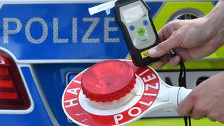 Im Eifelkreis Bitburg-Prüm ist ein Autofahrer an zwei aufeinanderfolgenden Tagen von der Polizei wegen zuviel Alkohol am Steuer gestoppt werden. Der Mann hatte beide Mal deutlich mehr als 3,5 Promille.