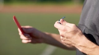 Nach einem Spiel in der Reserveklasse Eifel soll ein Spieler den Schiedsrichter geschlagen haben.