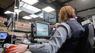 Zwei Jugendliche haben laut Polizei Zigaretten in einem Dauner Supermarkt gestohlen. Sie hatten ein Messer dabei. 