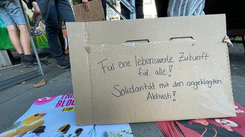 Ein Protest-Schild der Klimaaktivisten vor dem Amtsgericht Trier.