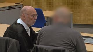 Der verurteilte Steinewerfer mit seinem Anwalt beim Prozess im Landgericht Trier