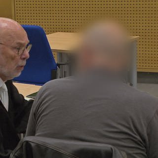 Der verurteilte Steinewerfer mit seinem Anwalt beim Prozess im Landgericht Trier
