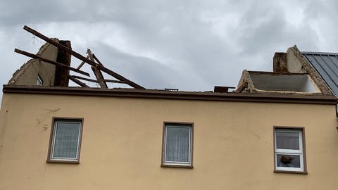 In Nusbaum in der Eifel hat ein Tornado schwere Verüstungen angerichtet. An 15 Häusern wurden die Dächer beschädigt oder abgedeckt.