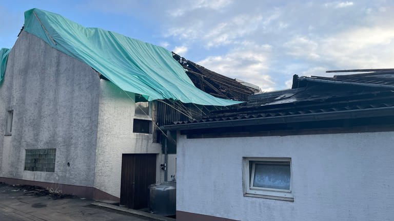 Das Unwetter in Nusbaum hat mehrere Dächer abgedeckt. Dieses Haus musste mit einer Plane abgedeckt werden, nachdem ein Tornado das Dach weggerissen hat.