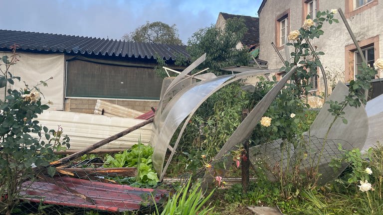 Tornado durch die Südeifel gefegt: Nach Angaben der Feuerwehr hat das Unwetter in der Eifel allein in Nusbaum an 15 Gebäuden die Dächer beschädigt oder abgedeckt. 
