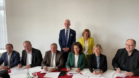 Zusammen mit Luxemburg und vier Projektpartnern bekenne sich Rheinland-Pfalz dazu, ab Dezember 2025 wieder eine regelmäßige und umstiegsfreie Bahnverbindung von Luxemburg und Trier nach Köln und Düsseldorf anzubieten.