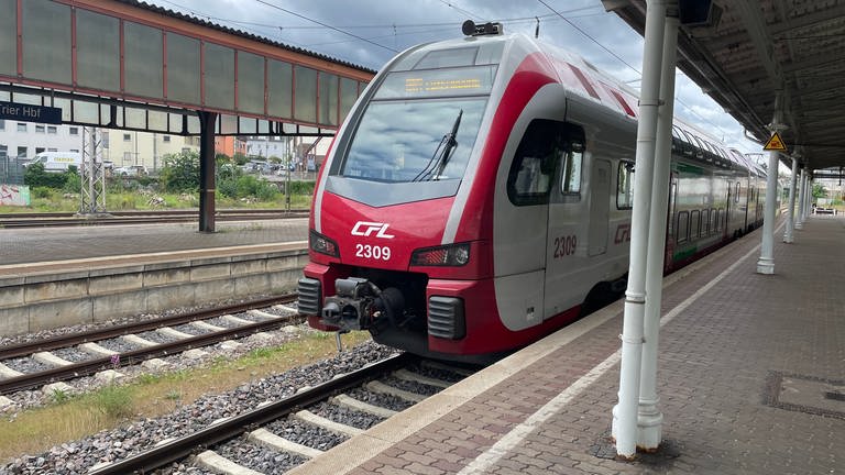 Ein CFL-Zug im Hauptbahnhof in Trier.