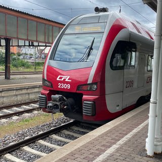 Ein CFL-Zug im Hauptbahnhof in Trier.