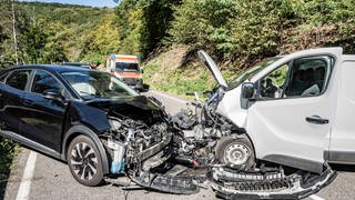 Schwerer Unfall bei Breitenthal im Hunsrück - Bei einem Frontalzusammenstoß wurden drei Menschen verletzt
