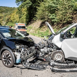 Schwerer Unfall bei Breitenthal im Hunsrück - Bei einem Frontalzusammenstoß wurden drei Menschen verletzt