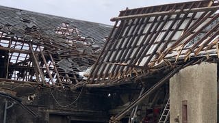 In der Südeifel hat ein Tornado Schäden angerichtet. In Nusbaum bei Bitburg wurden rund 15 Dächer abgedeckt.