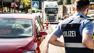 Ein Fussgänger wurde in Idar-Oberstein in der Vollmersbach von einem Auto erfasst - die Scheibe des Autos ist stark eingedellt