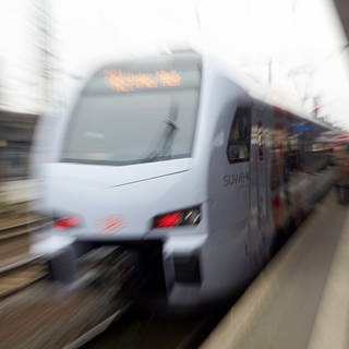 Ein Regionalexpresszug im Bahnhof Trier