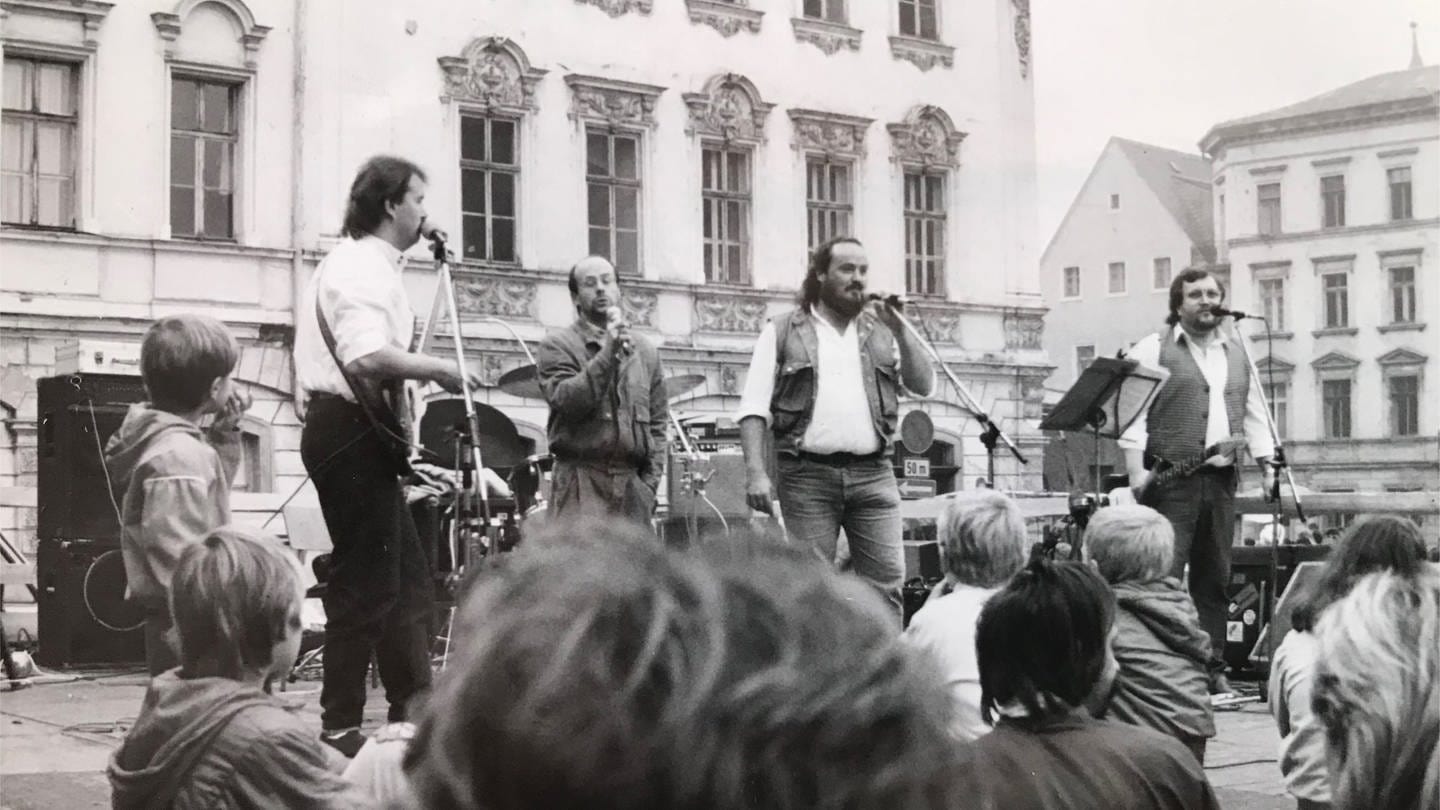 Trierer Mundart in der DDR: Ein Foto vom legendären Auftritt der Leiendecker Bloas 1988 in Weimar.