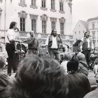 Trierer Mundart in der DDR: Ein Foto vom legendären Auftritt der Leiendecker Bloas 1988 in Weimar.