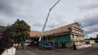 Zwei Wochen nach dem Tornado hat das Gebäude in Nusbaum in der Eifel ein Notdach bekommen. Im September 2023 hatte eine Windhose in Nusbaum (Eifelkreis Bitburg-Prüm) viele Häuser im Ort beschädigt. 