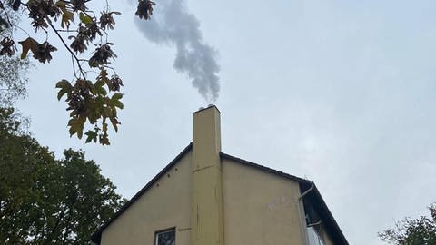 Rauch steigt auf. Die Heizungen in Gerolstein sind wieder in Betrieb.