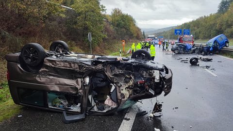 Bei einem Unfall auf der A60 wurde ein Mensch getötet und drei verletzt