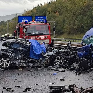 Bei einem Unfall auf der A60 in der Eifel ist ein Mensch ums Leben gekommen