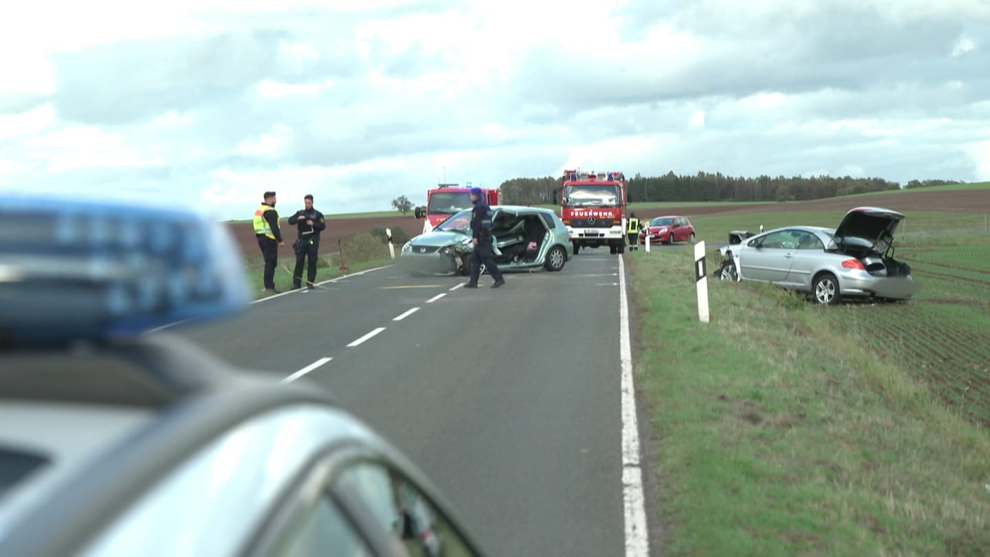 Bei Irsch (Landkreis Trier-Saarburg) sind auf der B407 zwei Autos zusammengestoßen. Sieben Menschen wurden verletzt und kamen ins Krankenhaus - darunter ein kleiner Junge.
