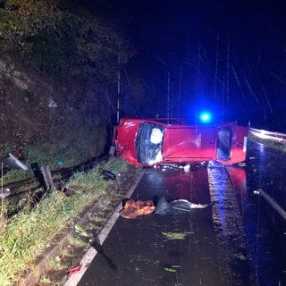 Bei dem Unfall zwischen Demerath und Wollmerath auf der K21 wurden drei Jugendliche verletzt. Der Fahrer soll betrunken gewesen sein.