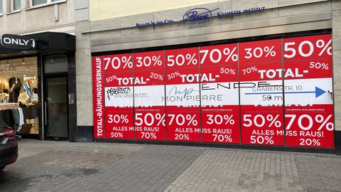Dieses Geschäft einer Parfumerie in der Trierer Fußgängerzone steht seit einigen Monaten leer. Die Parfumerie ist nun einige Meter weiter am Hauptmarkt zu finden. 