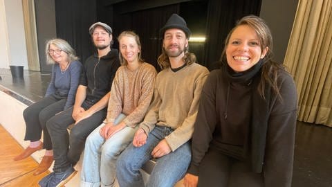 Das Ensemble von "Trau dich" von rechts nach links: Nora Kühnlein, Karl Kiesel, Jana Saxler, Volker Kehl und Katharina Fertsch-Röver.