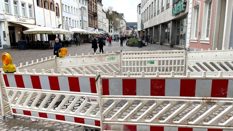 Amokfahrt Trier: Gedenkplaketten Für Opfer Verlegt - SWR Aktuell