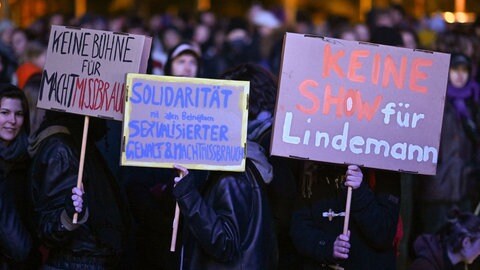 Anfang November protestierten Menschen beim Auftakt der Solo-Tour von Till Lindemann.