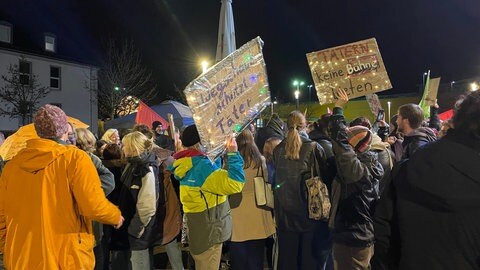 Vor der Arena in Trier haben Demonstranten gegen das Konzert des Sängers Till Lindemann demonstriert.