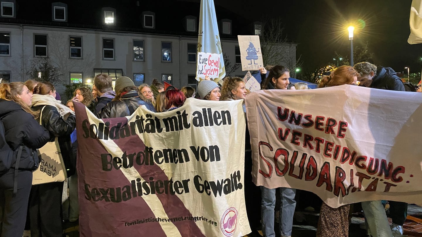 Vor der Arena in Trier haben Demonstranten gegen das Konzert des Sängers Till Lindemann demonstriert.
