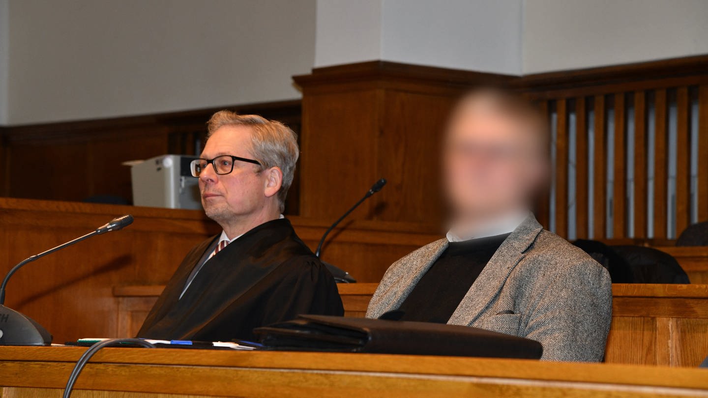 Vor dem Landgericht in Saarbrücken war der ehemalige Priester bereits Anfang des Jahres zu einer Haftstrafe von einem Jahr und acht Monaten auf Bewährung verurteilt worden.
