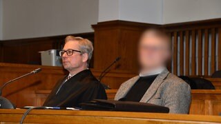 Vor dem Landgericht in Saarbrücken war der ehemalige Priester bereits Anfang des Jahres zu einer Haftstrafe von einem Jahr und acht Monaten auf Bewährung verurteilt worden. 