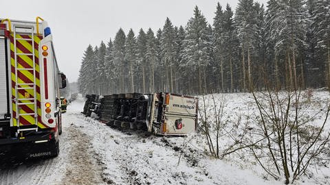 Laut Polizei stürzte am Montagabend auf der B50 zwischen Longkamp und dem Hinzerather Kreisel ein Lastwagen um. 