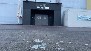 Rund 40 Personen sollen vor einer Diskothek in Trier-West Polizisten mit Glasflaschen, Besen und Schaufeln attackiert haben.