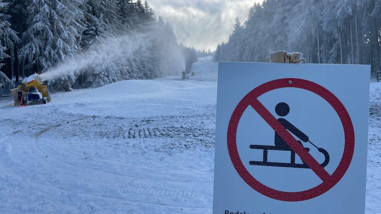 Die Ski-Lifte sind noch nicht geöffnet. Gerodelt werden kann aber schon auf dem Erbeskopf. 