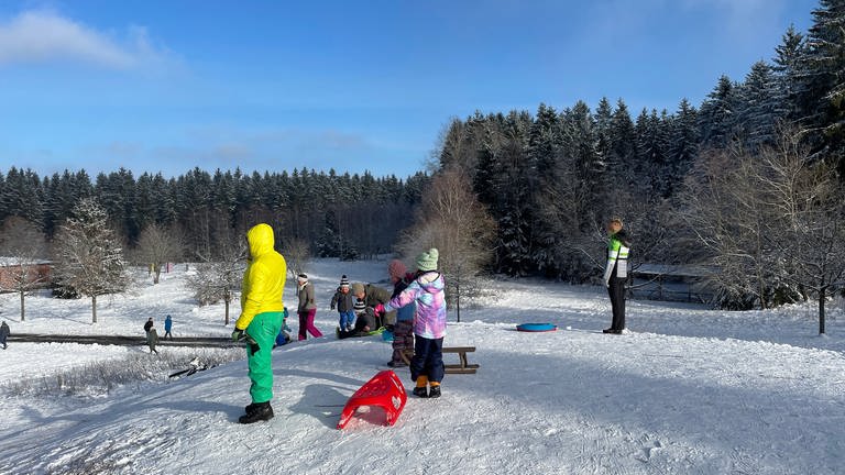 Die Ski-Lifte sind noch nicht geöffnet. Gerodelt werden kann aber schon auf dem Erbeskopf. 