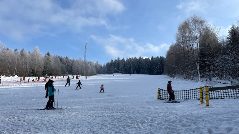Echter Geheimtipp: Am Dollberg bei Neuhütten, nicht weit vom Erbeskopf entfernt, kann bereits Ski gefahren werden. 