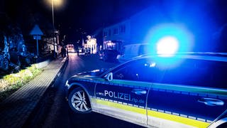 In Fischbach im Hunsrück hat ein Mann zwei Männer mit Messern angegriffen und verletzt. Die Ermittlungen laufen.