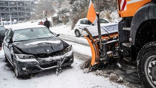 Wegen Schnee und Glätte gab es viele Unfälle auf Straßen im Hunsrück. Viele Autos stecken auch fest.