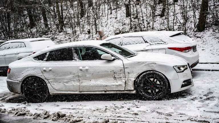 Wegen Schnee und Glätte gab es viele Unfälle auf Straßen im Hunsrück. Viele Autos stecken auch fest.